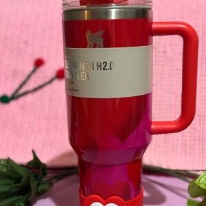 Stanley Quencher H2.0 Tumbler - Red Hearts